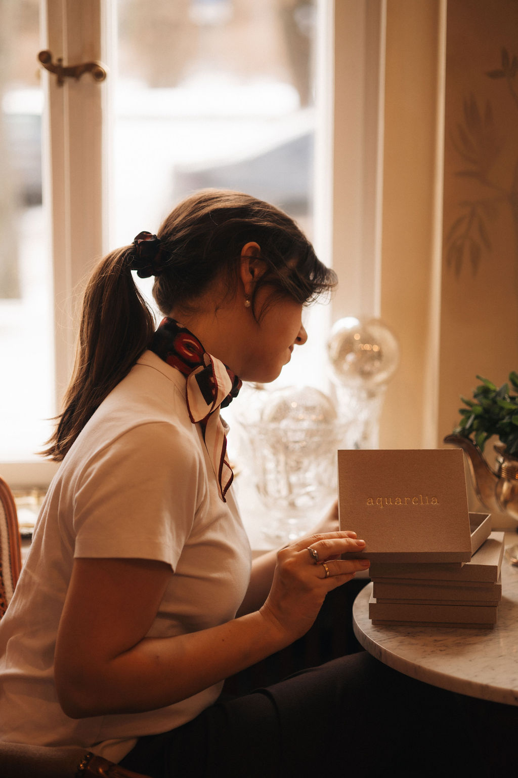 Zofia Oczko w pracowni akwarelowej