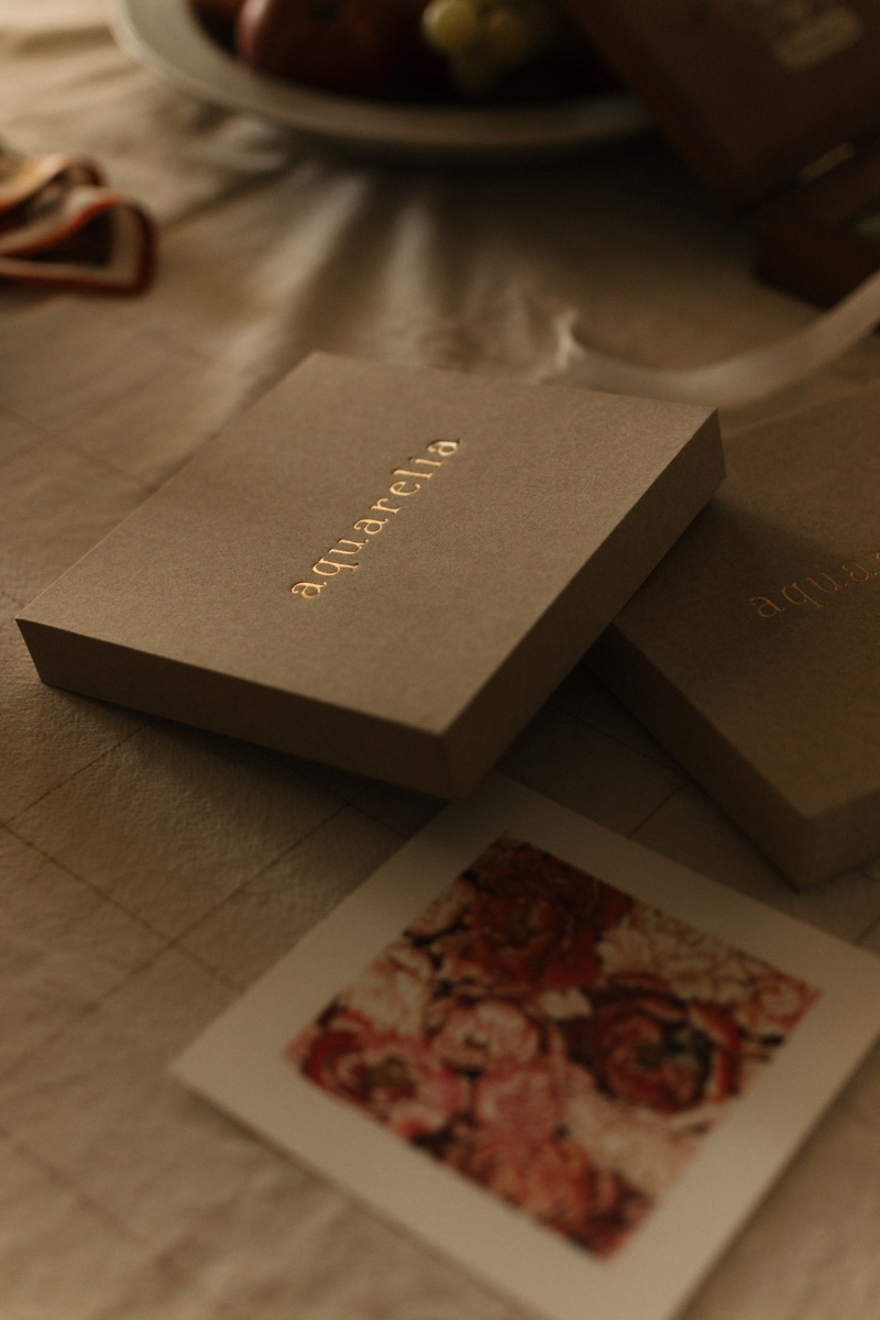 Pudełko Aquarelia z tłoczonym napisem