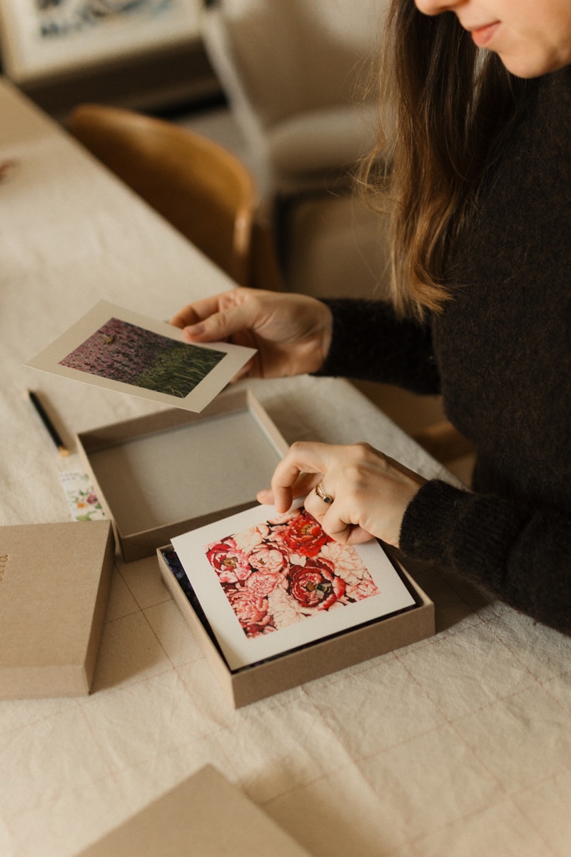 Apaszka z dyskretnym logo